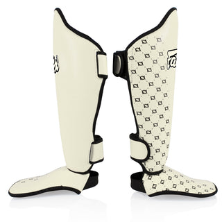 Shinguards Fairtex Competition SP5 with white footrests