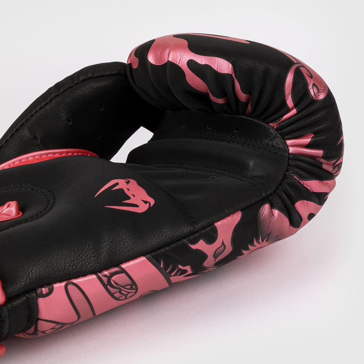 Boxing gloves Venum Dragon's Flight Black-pink - Boxing gloves