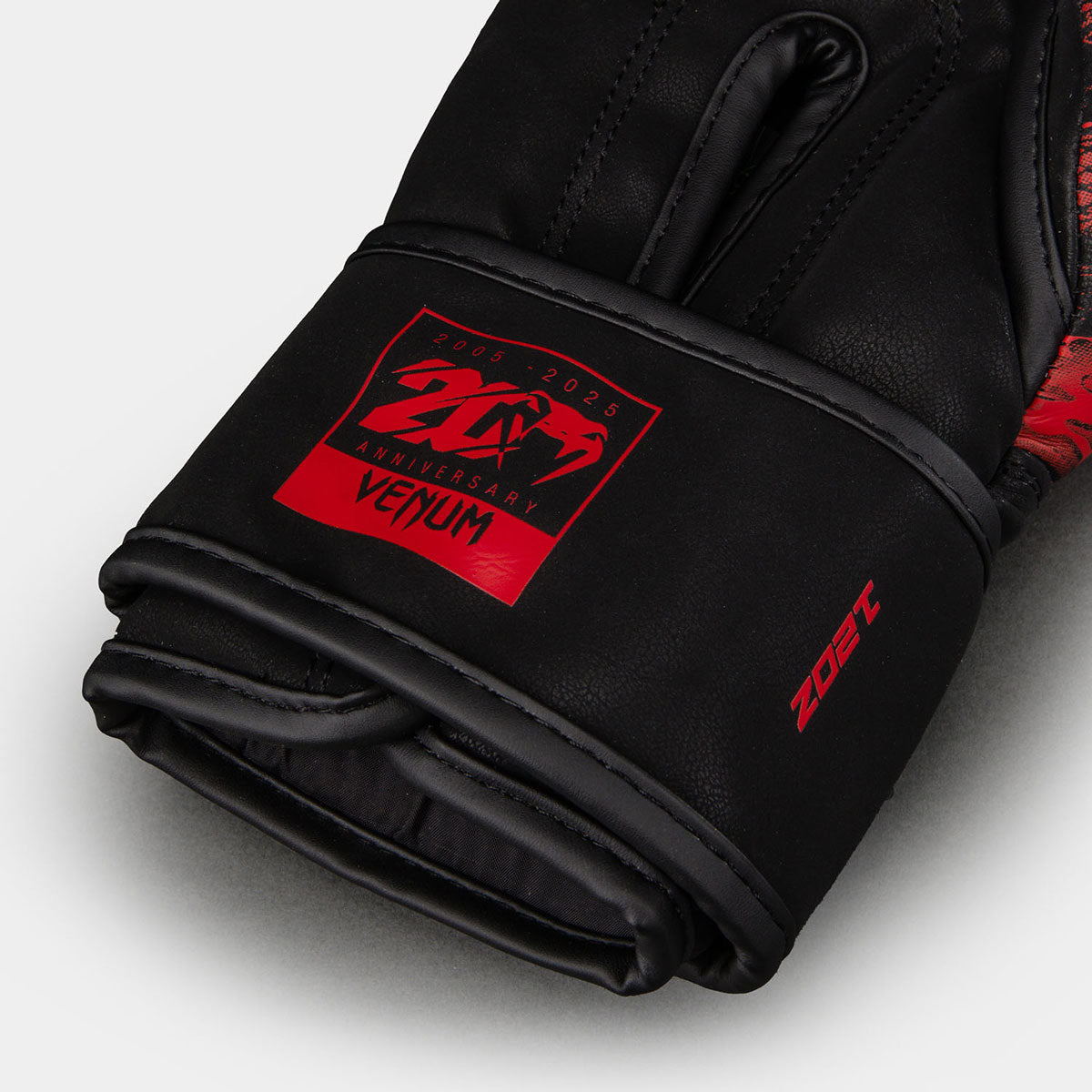 Boxing gloves Venum 20th Anniversary Black-red - Combat Arena