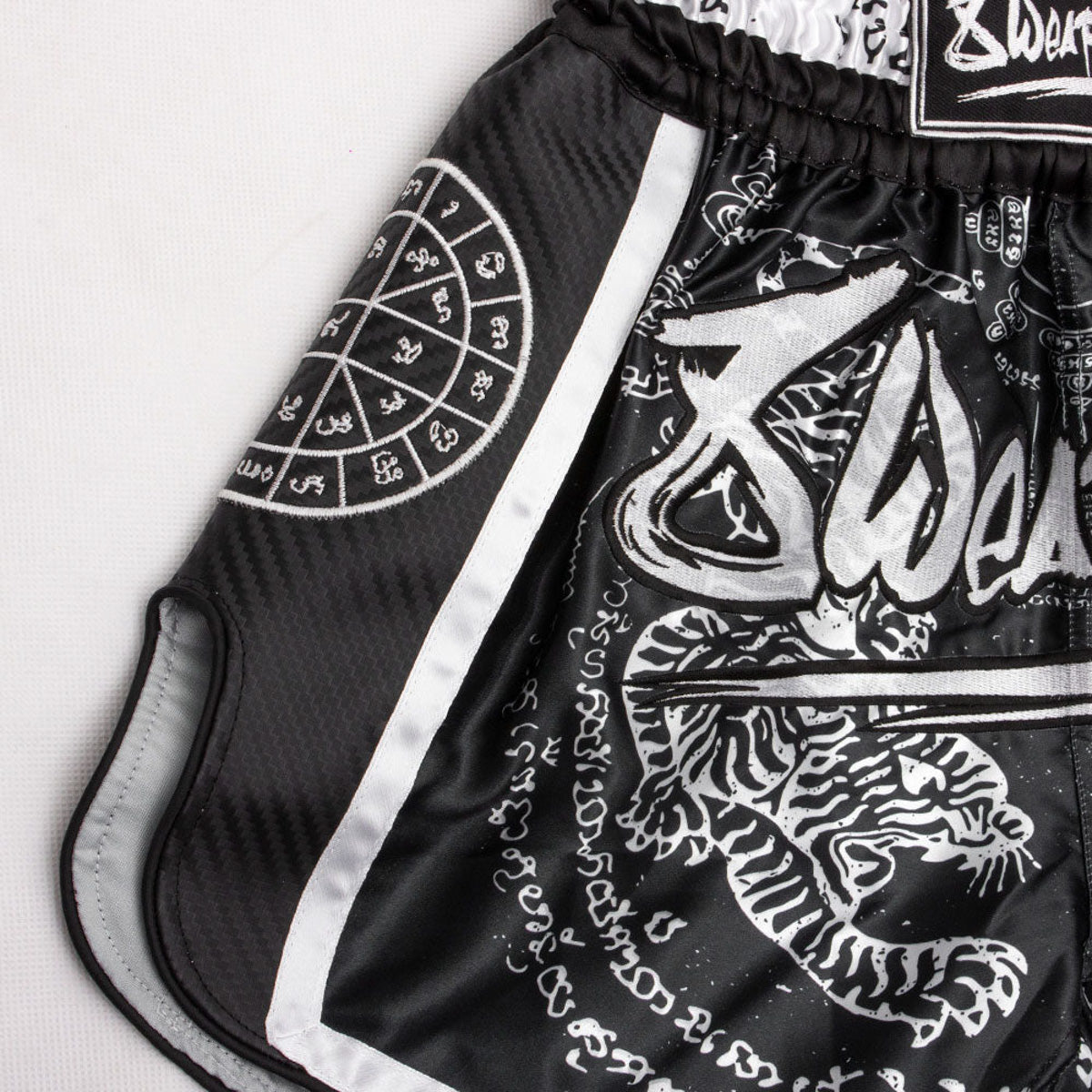 Kick-thai shorts 8 Weapons Carbon Sak Yant Tigers – Combat Arena